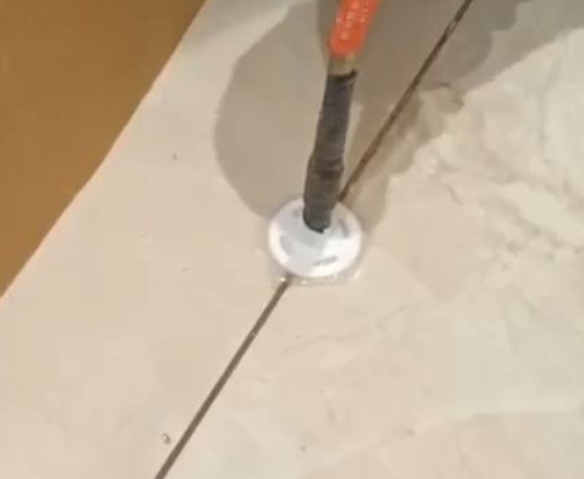 定海瓷砖空鼓维修公司专业解答瓷砖在铺贴过程中，如果没有涂抹均匀到位的粘结材料（如水泥砂浆或瓷砖胶），可能会导致以下问题