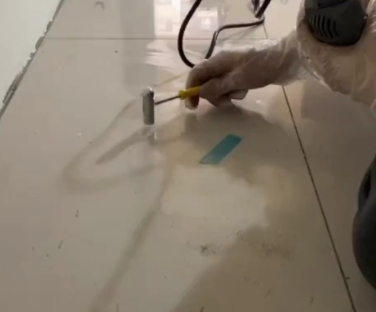 定海瓷砖开裂维修公司专业分享瓷砖在铺贴前如果没有沥干水分，将会导致以下问题